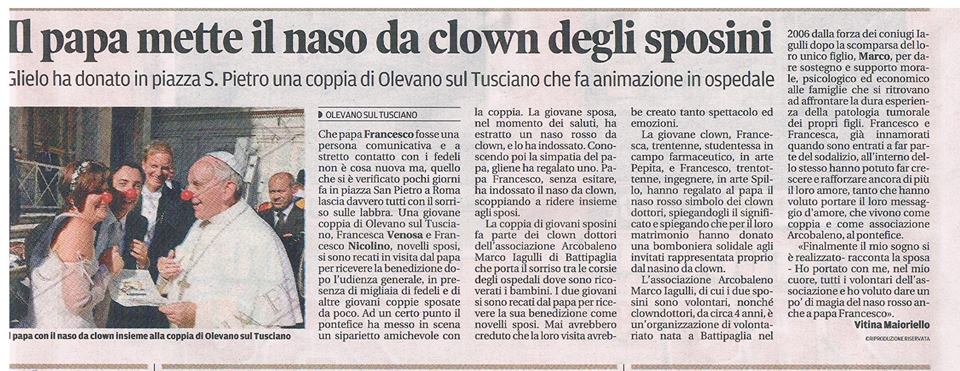 2013 - Il papa mette il naso da clown degli sposini